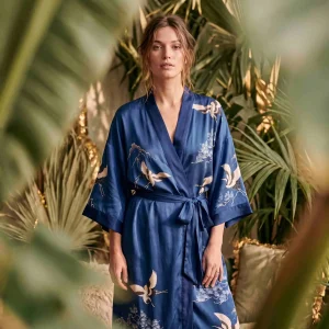 Amaya – Bleu intense : Kimono long de nuit en satin, confort et élégance